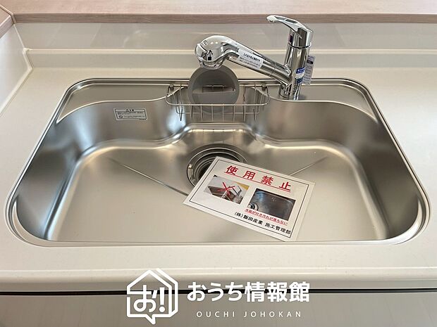 【浄水器内臓ハンドシャワー付シンク】広々とした凸型シンクに洗剤ポケットを標準装備。すっきり収納できます。
また、蛇口の先端に浄水器を内蔵しているため場所をとりません。