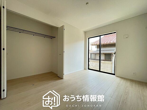 【現地写真(寝室)】木目の美しさを際立たせるシンプルデザインの建具を使用しています。