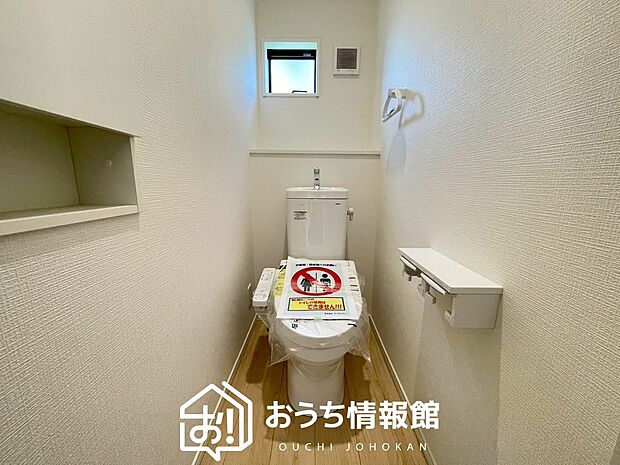 【トイレ】汚れてもサッとひと拭きでお手入れ簡単、エコ仕様の温水洗浄便座付きのトイレです。
バリアフリーにも配慮しています。