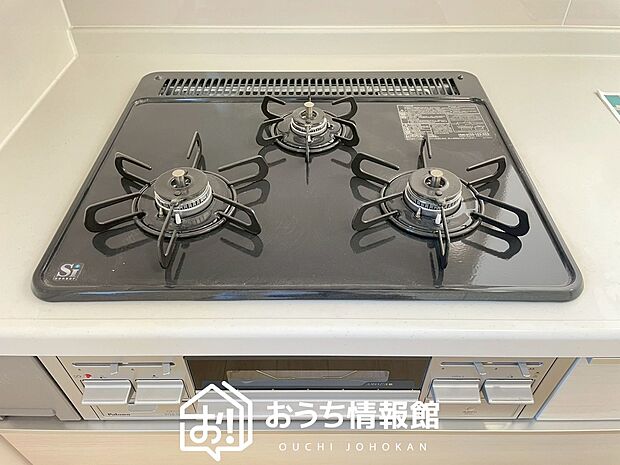 【ビルトインコンロ】フラットな構造で清掃性が高く、過熱防止センサー付3口タイプで日頃の家事も快適です。