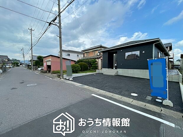 【現地写真(前道含む外観)】健康被害に配慮したもっとも安全性の高い建材を採用し、シックハウス対策をしております。