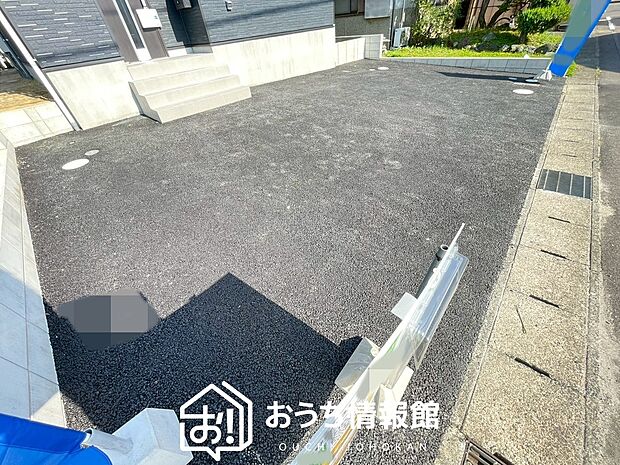 【現地写真(駐車場)】駐車スペースが広く、運転が苦手な方も安心です。