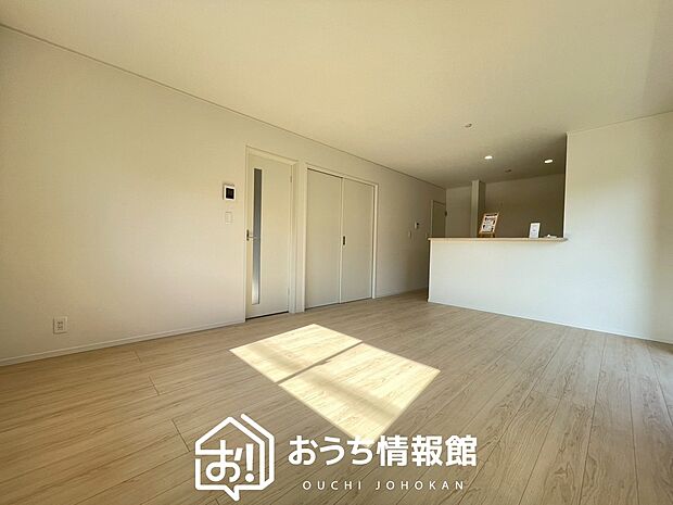 【現地写真(リビング)】フローリング材には、木目、色調など木材特有の風合いがあり、ナチュラルな美しさになっています。