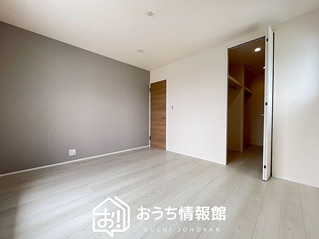 【現地写真(寝室)】木目の美しさを際立たせるシンプルデザインの建具を使用しています。