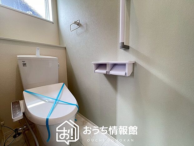 【トイレ】汚れてもサッとひと拭きでお手入れ簡単、エコ仕様の温水洗浄便座付きのトイレです。
バリアフリーにも配慮しています。