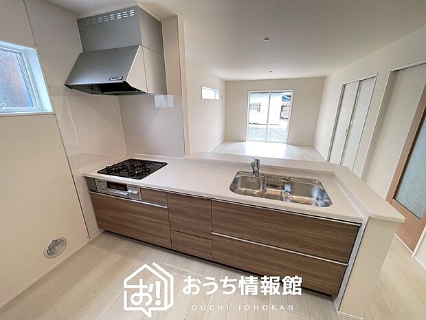 【現地写真(キッチン)】収納たっぷりのシステムキッチン、浄水器付水栓を標準装備しています。