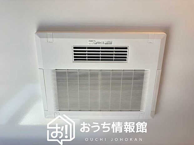 【電気式浴室暖房換気乾燥機】寒い冬場はあたたかく、暑い夏場は扇風機のような心地よさです。
雨の日は、浴室が衣類乾燥スペースになります。