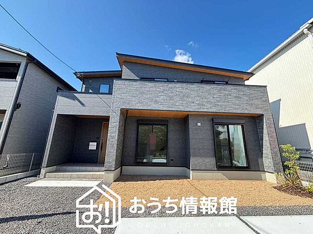 【現地写真(外観)【B号地】】軽くて火災に強い屋根材を採用し、地震時の建物への負担や揺れを軽減しています。