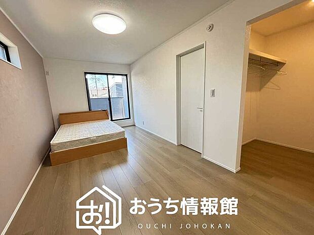 【現地写真(寝室)】木目の美しさを際立たせるシンプルデザインの建具を使用しています。