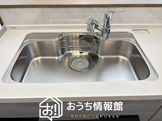 【浄水器内臓型ハンドシャワー付シンク】傷や汚れが付きにくい静音仕様の全面エンボス加工シンク。
また、蛇口の先端に浄水器を内蔵。浄水シャワーが使える毎分4リットルのたっぷり浄水。