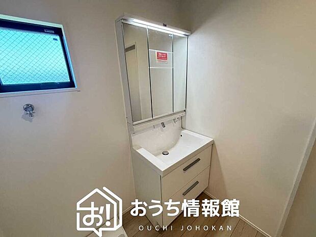 【洗面台・洗面所】鏡の両サイドは、必要なものを取出しやすく、大きな鏡面で朝の準備も快適。
使いやすいリフトアップ機能付きのシングルレバーシャワー水栓付です。