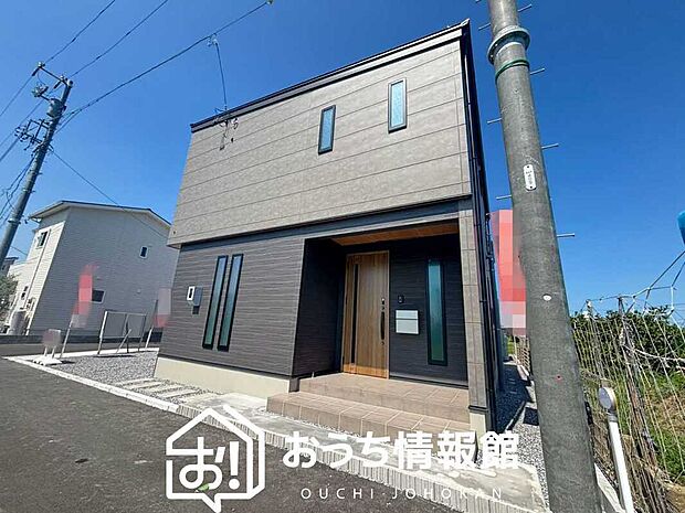 【現地写真(外観)【B号地】】軽くて火災に強い屋根材を採用し、地震時の建物への負担や揺れを軽減しています。