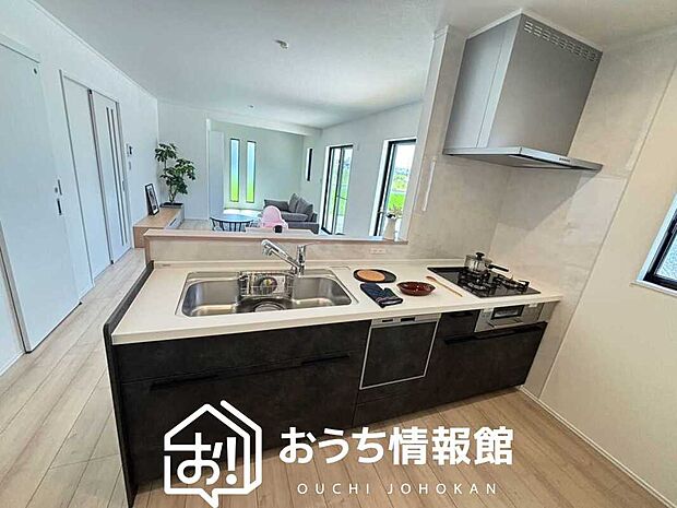 【現地写真(キッチン)】収納たっぷりのシステムキッチン、浄水器付水栓を標準装備しています。