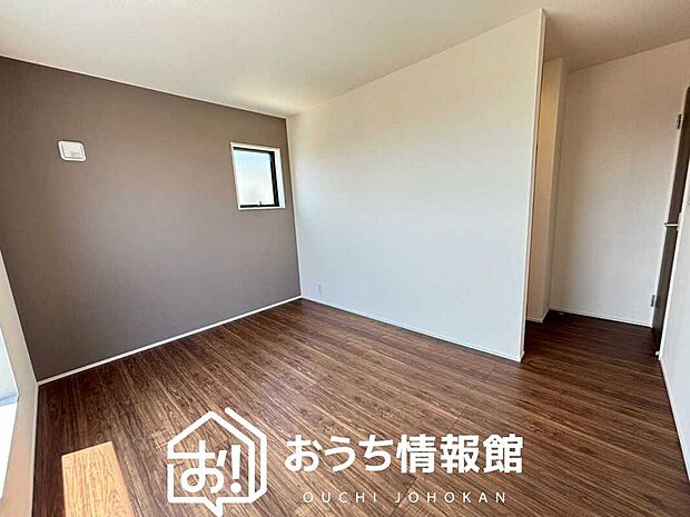 【現地写真(寝室)】木目の美しさを際立たせるシンプルデザインの建具を使用しています。