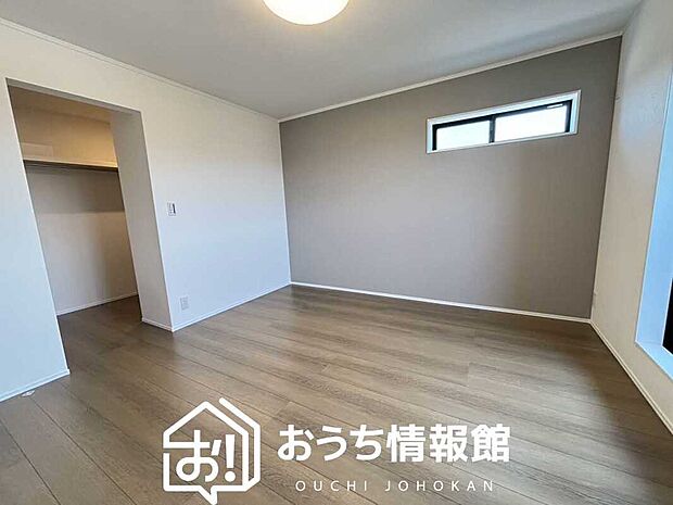 【現地写真(寝室)】木目の美しさを際立たせるシンプルデザインの建具を使用しています。