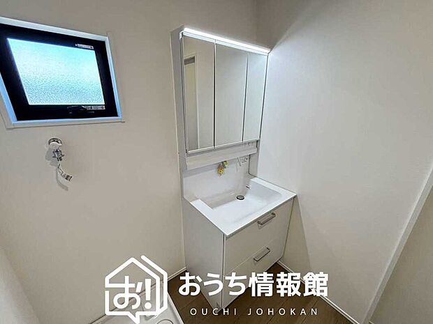 【洗面台・洗面所】鏡の両サイドは、必要なものを取出しやすく、大きな鏡面で朝の準備も快適。
使いやすいリフトアップ機能付きのシングルレバーシャワー水栓付です。