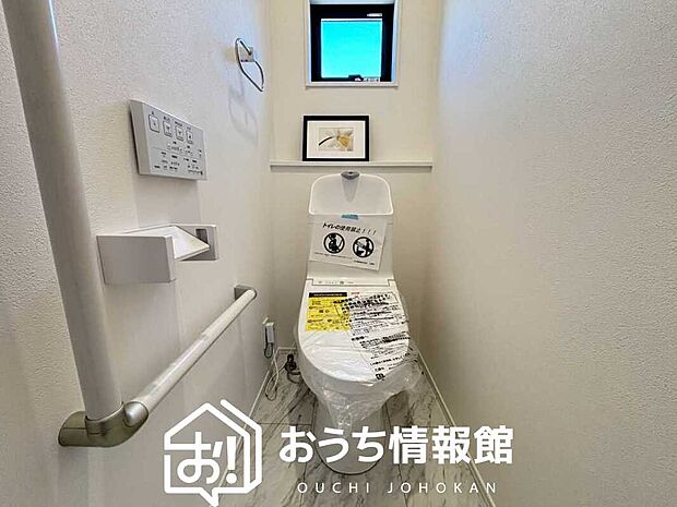 【トイレ】汚れてもサッとひと拭きでお手入れ簡単、エコ仕様の温水洗浄便座付きのトイレです。
バリアフリーにも配慮しています。