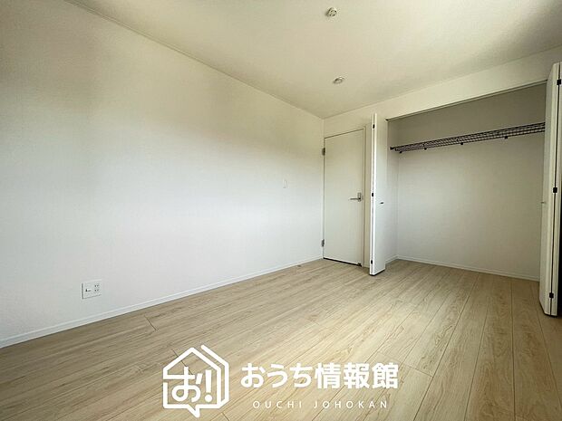 【現地写真(寝室)】木目の美しさを際立たせるシンプルデザインの建具を使用しています。