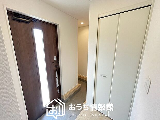 【現地写真(玄関)】玄関には、大型のシューズ収納を設置しています。