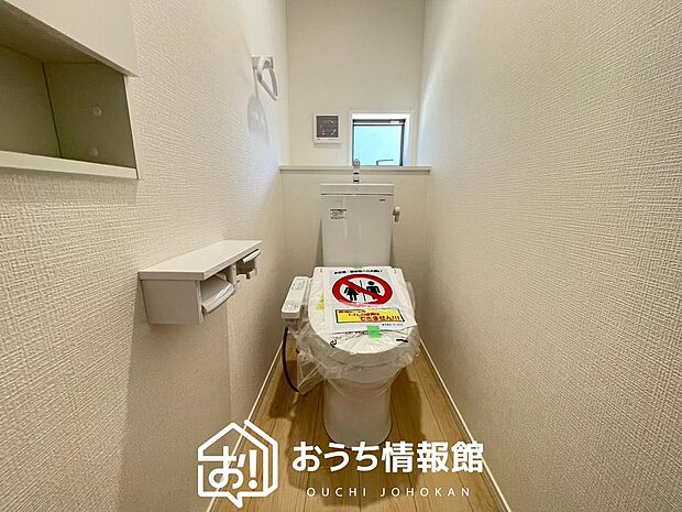 【トイレ】汚れてもサッとひと拭きでお手入れ簡単、エコ仕様の温水洗浄便座付きのトイレです。
バリアフリーにも配慮しています。