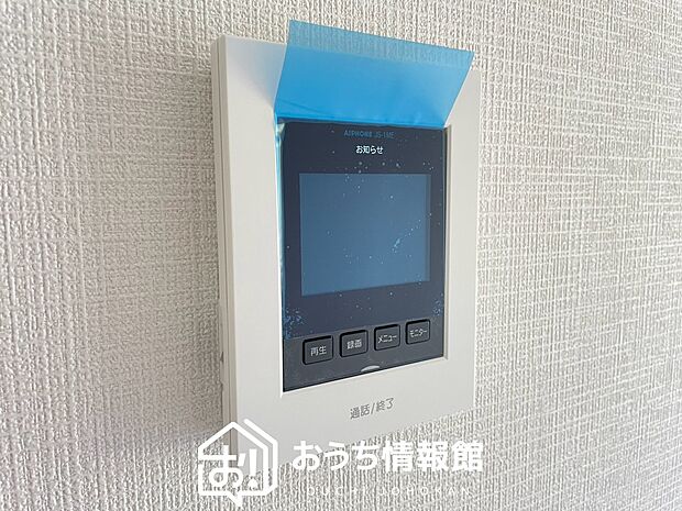 【TVモニター付インターホン】手放し通話ができ、送話表示灯で送話・受話状態が確認できます。
映像と音声で玄関先の様子をチェックできるモニター機能や、夜間の訪問者の顔も確認できるLEDライトを装備しています。