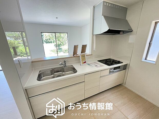 【現地写真(キッチン)】収納たっぷりのシステムキッチン、浄水器付水栓を標準装備しています。