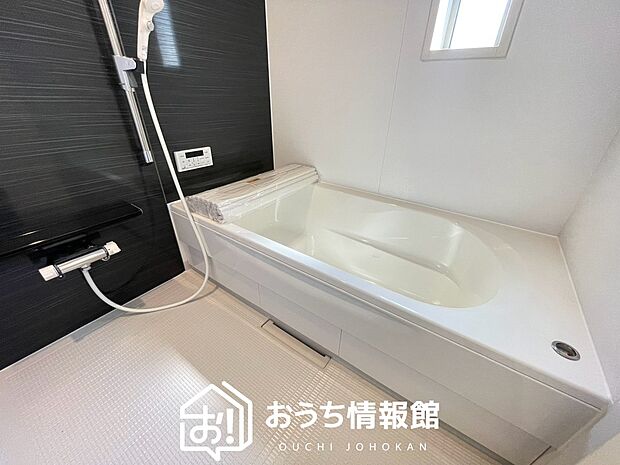 【現地写真(浴室)】浴室暖房乾燥機付き。1坪タイプで広々です。