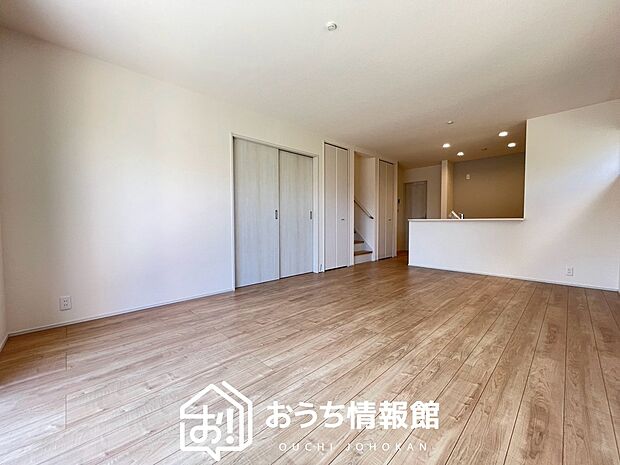 【現地写真(リビング)】フローリング材には、木目、色調など木材特有の風合いがあり、ナチュラルな美しさになっています。