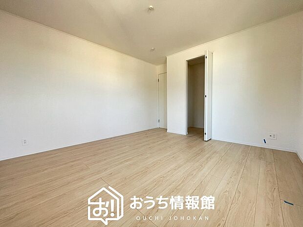 【現地写真(寝室)】木目の美しさを際立たせるシンプルデザインの建具を使用しています。