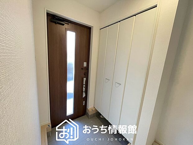 【現地写真(玄関)】玄関には、大型のシューズ収納を設置しています。