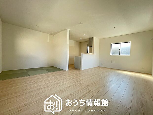 【現地写真(リビング)】フローリング材には、木目、色調など木材特有の風合いがあり、ナチュラルな美しさになっています。