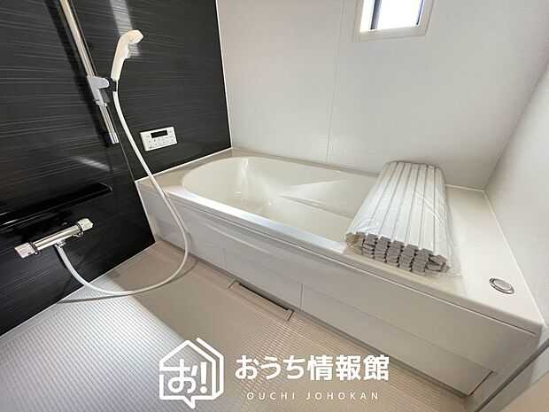 【現地写真(浴室)】浴室暖房乾燥機付き。1坪タイプで広々です。