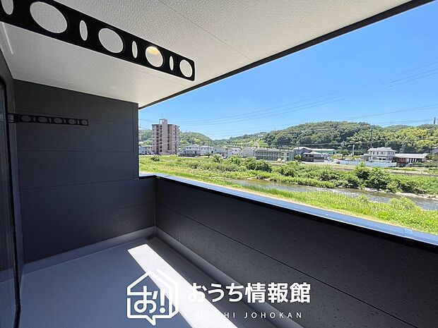 【バルコニー】奥行きが広く、洗濯物をゆったりと干せる十分な広さで、家族の洗濯も捗ります。