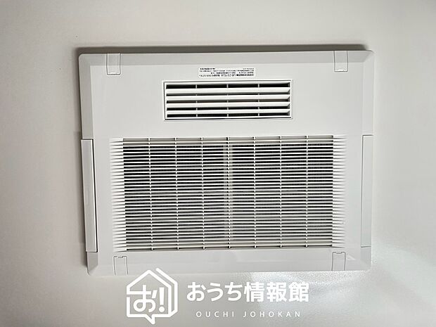 【電気式浴室暖房換気乾燥機】寒い冬場はあたたかく、暑い夏場は扇風機のような心地よさです。
雨の日は、浴室が衣類乾燥スペースになります。