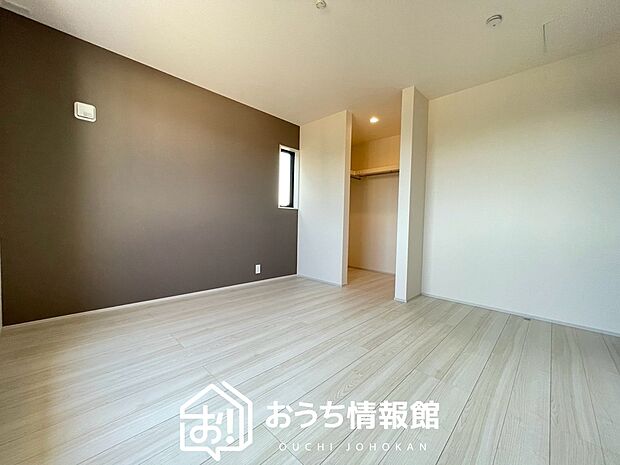 【現地写真(寝室)】木目の美しさを際立たせるシンプルデザインの建具を使用しています。
