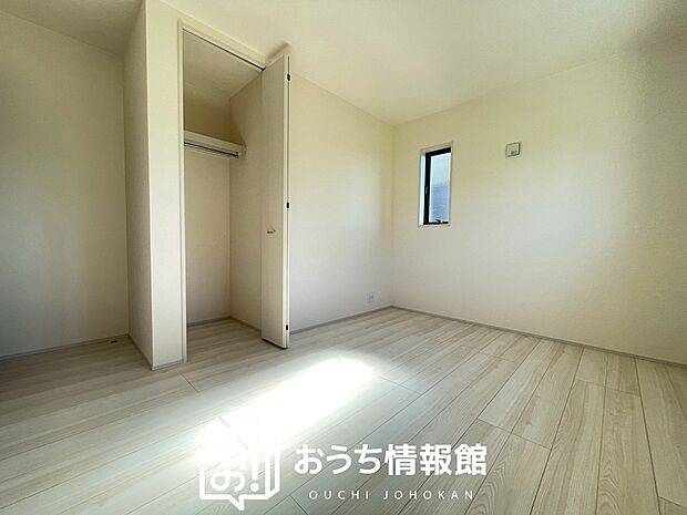 【現地写真(洋室)】木目の美しさを際立たせるシンプルデザインの建具を使用しています。
