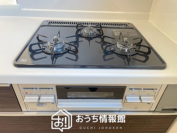 【ビルトインコンロ】フラットな構造で清掃性が高く、過熱防止センサー付3口タイプで日頃の家事も快適です。