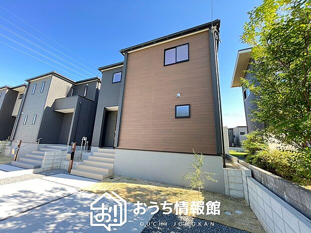 【現地写真(外観)【1号地】】軽くて火災に強い屋根材を採用し、地震時の建物への負担や揺れを軽減しています。