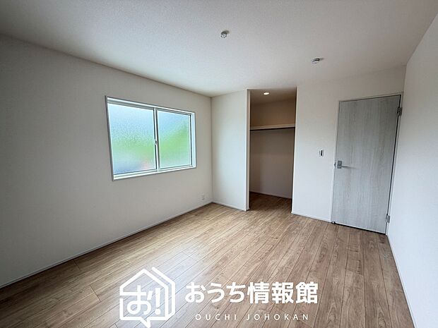 【現地写真(洋室)】木目の美しさを際立たせるシンプルデザインの建具を使用しています。