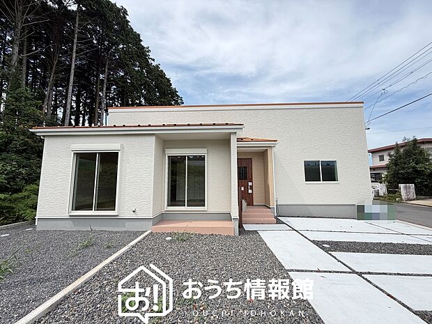 【現地写真(外観)】雨で汚れを落とし、耐久性・耐候性に優れた外壁を使用しています。