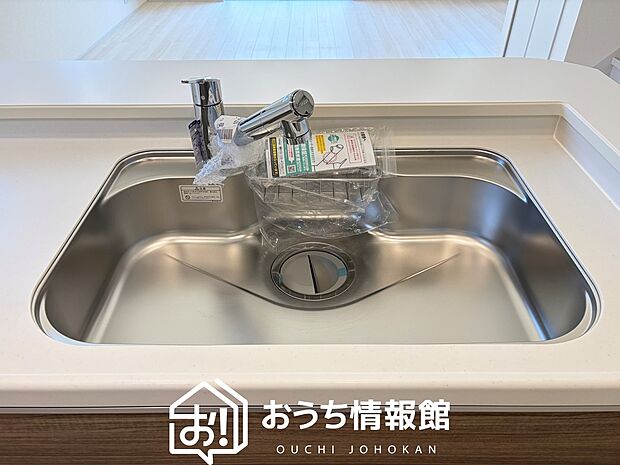 【浄水器内臓型ハンドシャワー付シンク】傷や汚れが付きにくい静音仕様の全面エンボス加工シンク。
また、蛇口の先端に浄水器を内蔵。浄水シャワーが使える毎分4リットルのたっぷり浄水。