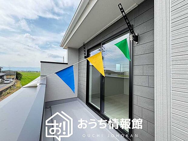 【バルコニー】奥行きが広く、洗濯物をゆったりと干せる十分な広さで、家族の洗濯も捗ります。