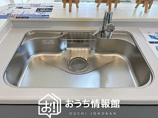 【浄水器内臓型ハンドシャワー付シンク】傷や汚れが付きにくい静音仕様の全面エンボス加工シンク。
また、蛇口の先端に浄水器を内蔵。浄水シャワーが使える毎分4リットルのたっぷり浄水。