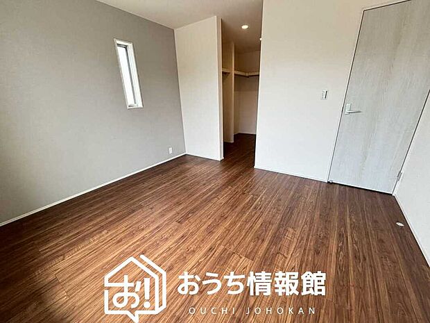 【現地写真(寝室)】木目の美しさを際立たせるシンプルデザインの建具を使用しています。