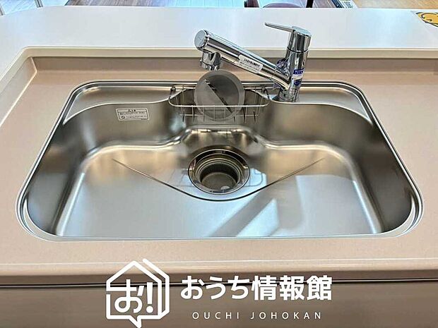 【浄水器内臓型ハンドシャワー付シンク】傷や汚れが付きにくい静音仕様の全面エンボス加工シンク。
また、蛇口の先端に浄水器を内蔵。浄水シャワーが使える毎分4リットルのたっぷり浄水。