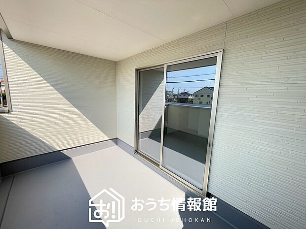 【バルコニー】奥行きが広く、洗濯物をゆったりと干せる十分な広さで、家族の洗濯も捗ります。