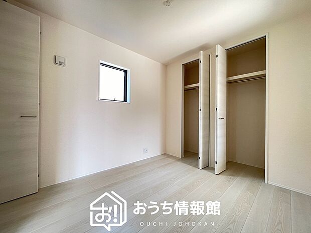 【現地写真(洋室)】木目の美しさを際立たせるシンプルデザインの建具を使用しています。