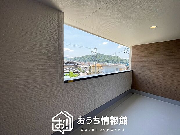 【バルコニー】奥行きが広く、洗濯物をゆったりと干せる十分な広さで、家族の洗濯も捗ります。