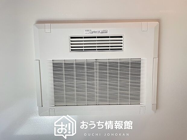 【電気式浴室暖房換気乾燥機】寒い冬場はあたたかく、暑い夏場は扇風機のような心地よさです。
雨の日は、浴室が衣類乾燥スペースになります。