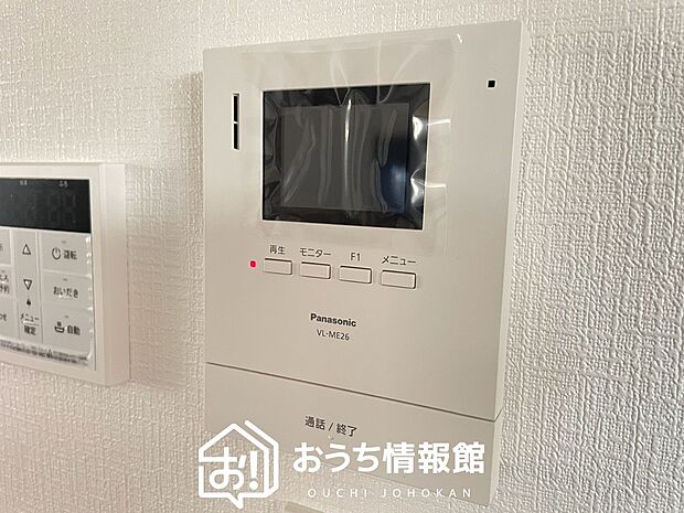 【TVモニター付インターホン】手放し通話ができ、送話表示灯で送話・受話状態が確認できます。
映像と音声で玄関先の様子をチェックできるモニター機能や、夜間の訪問者の顔も確認できるLEDライトを装備しています。